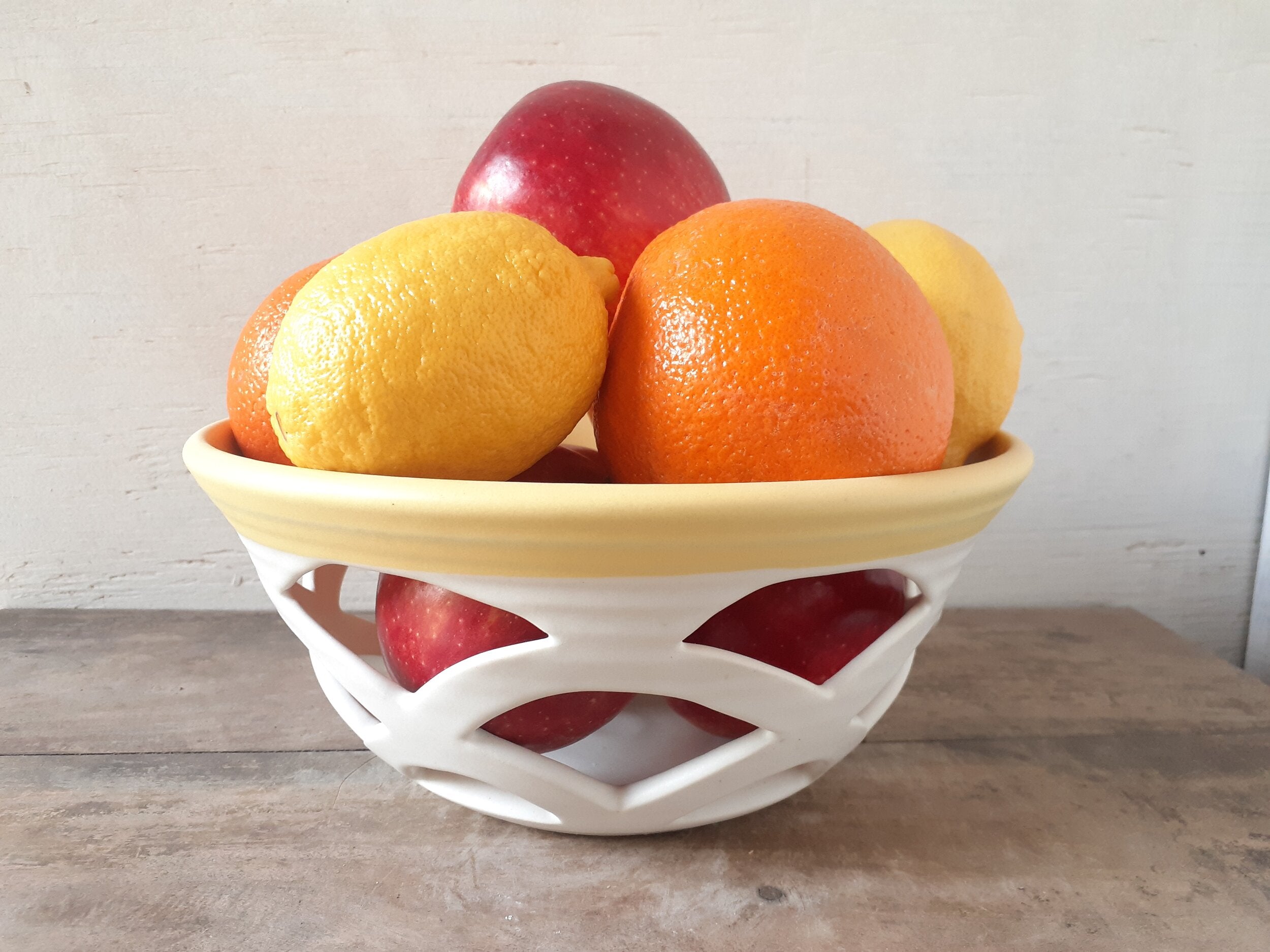 Hand deals -woven round fruit plate