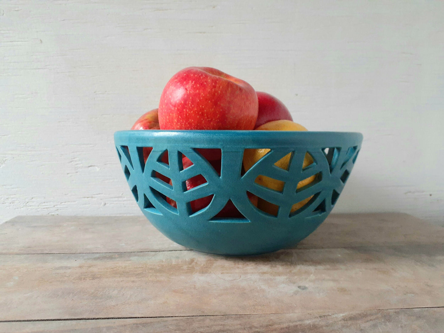 Round Leaf Fruit Bowl