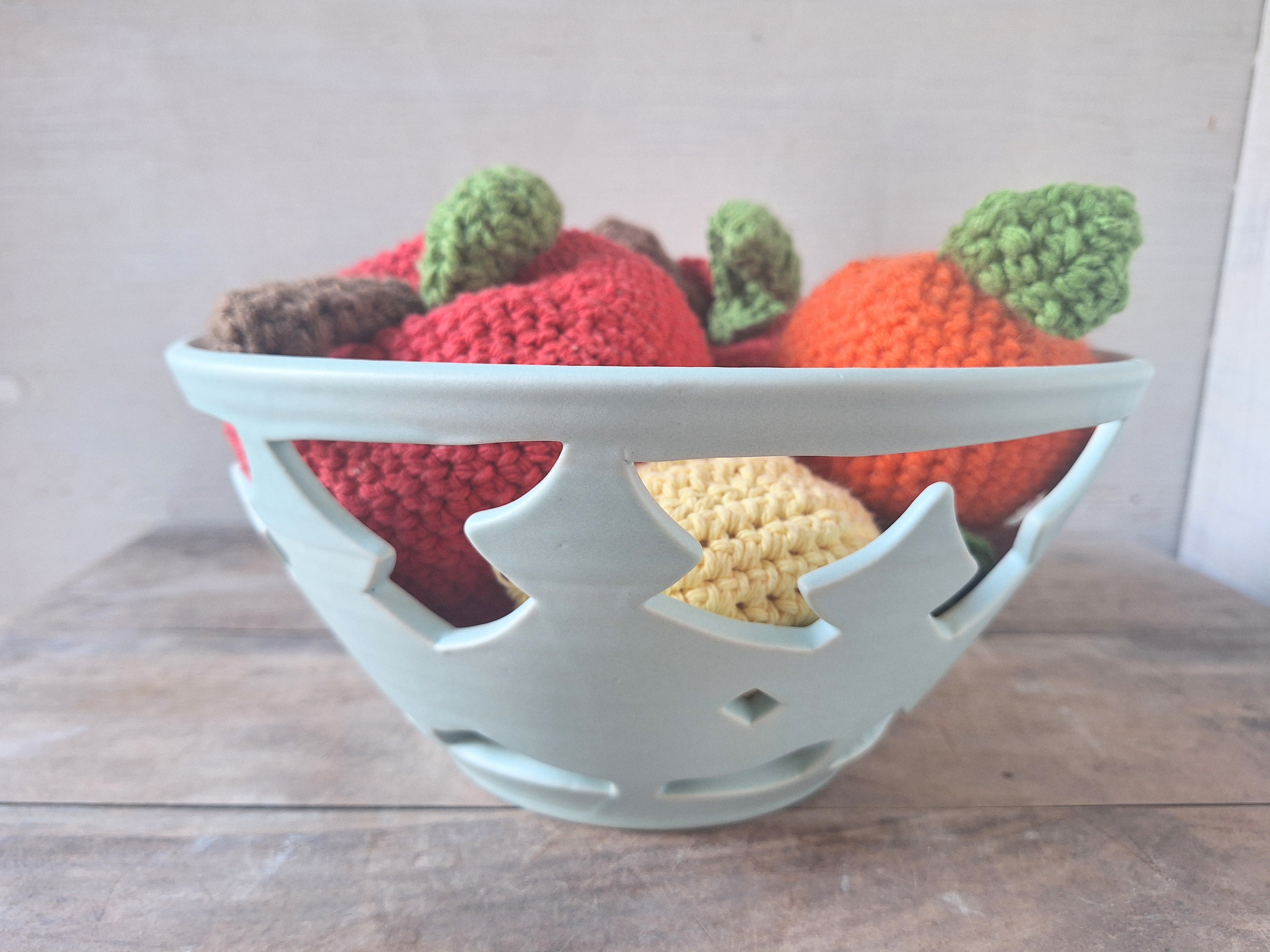 Hand deals -woven round fruit plate